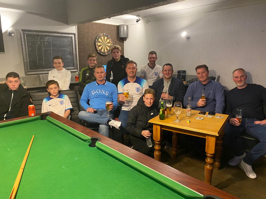 JamesLees25's tweet photo. Good night with the boys watching football . Shame England so shit . https://t.co/nyQuTvsqWO