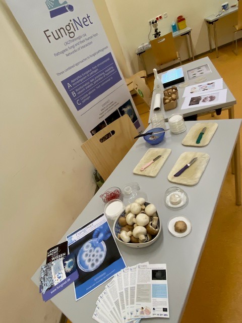 TRR_FungiNet's tweet photo. What a night! We are enthusiastic about so much #knowledge, #curiosity and #interest in #FungiNet🤩🤩🤩 Thank you for #LNDWJena, have a good night and see you next time. https://t.co/nZl2JlsoiV