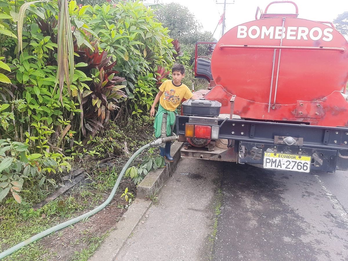 bomberoslosbanc's tweet photo. El Cuerpo de Bomberos de San Miguel de los Bancos   hoy 25 de noviembre estuvo presente dotando  de agua en al sector  La Loma -Santa Fe apoyando a la comunidad ante  la escasez de agua en coordinación con la Municipalidad. #simprealserviciodelacomunidad https://t.co/yLxCHf4f40