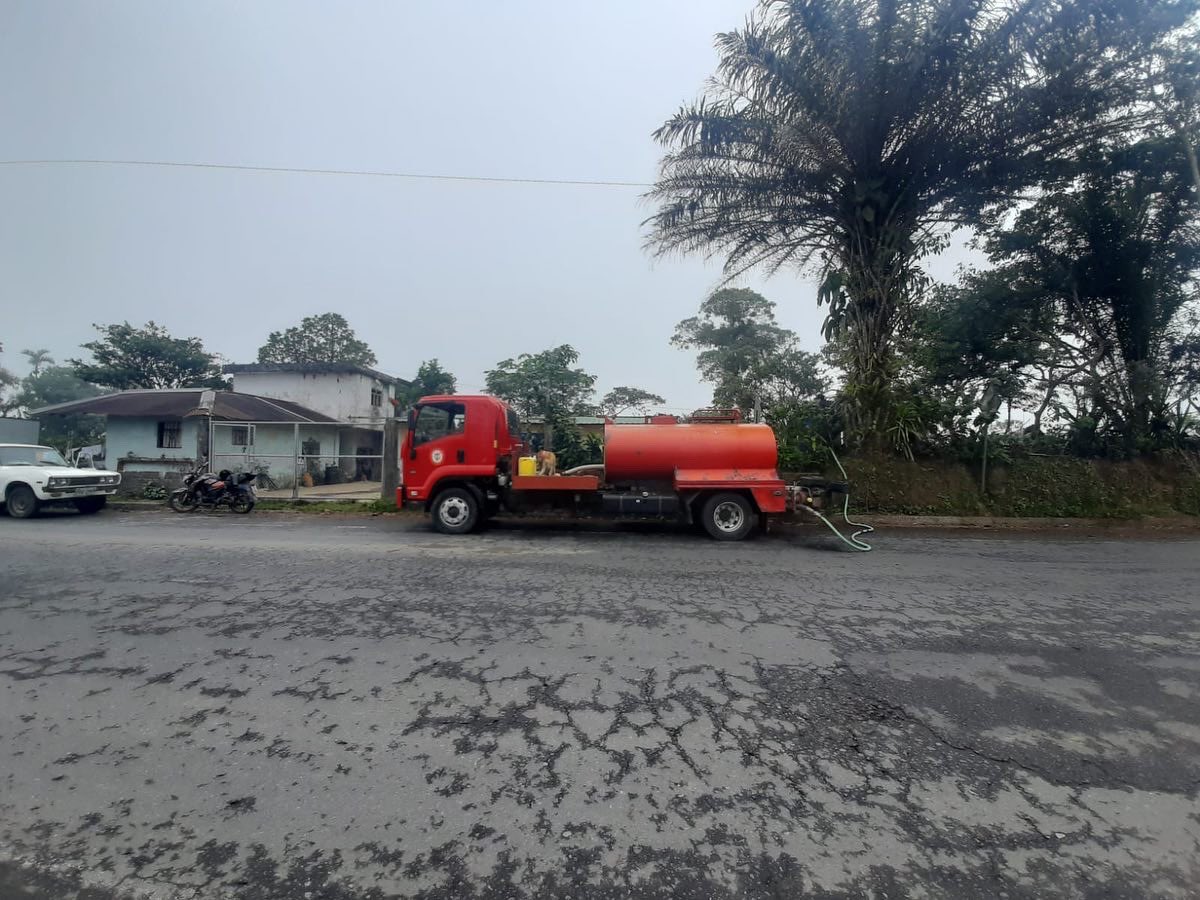 bomberoslosbanc's tweet photo. El Cuerpo de Bomberos de San Miguel de los Bancos   hoy 25 de noviembre estuvo presente dotando  de agua en al sector  La Loma -Santa Fe apoyando a la comunidad ante  la escasez de agua en coordinación con la Municipalidad. #simprealserviciodelacomunidad https://t.co/yLxCHf4f40