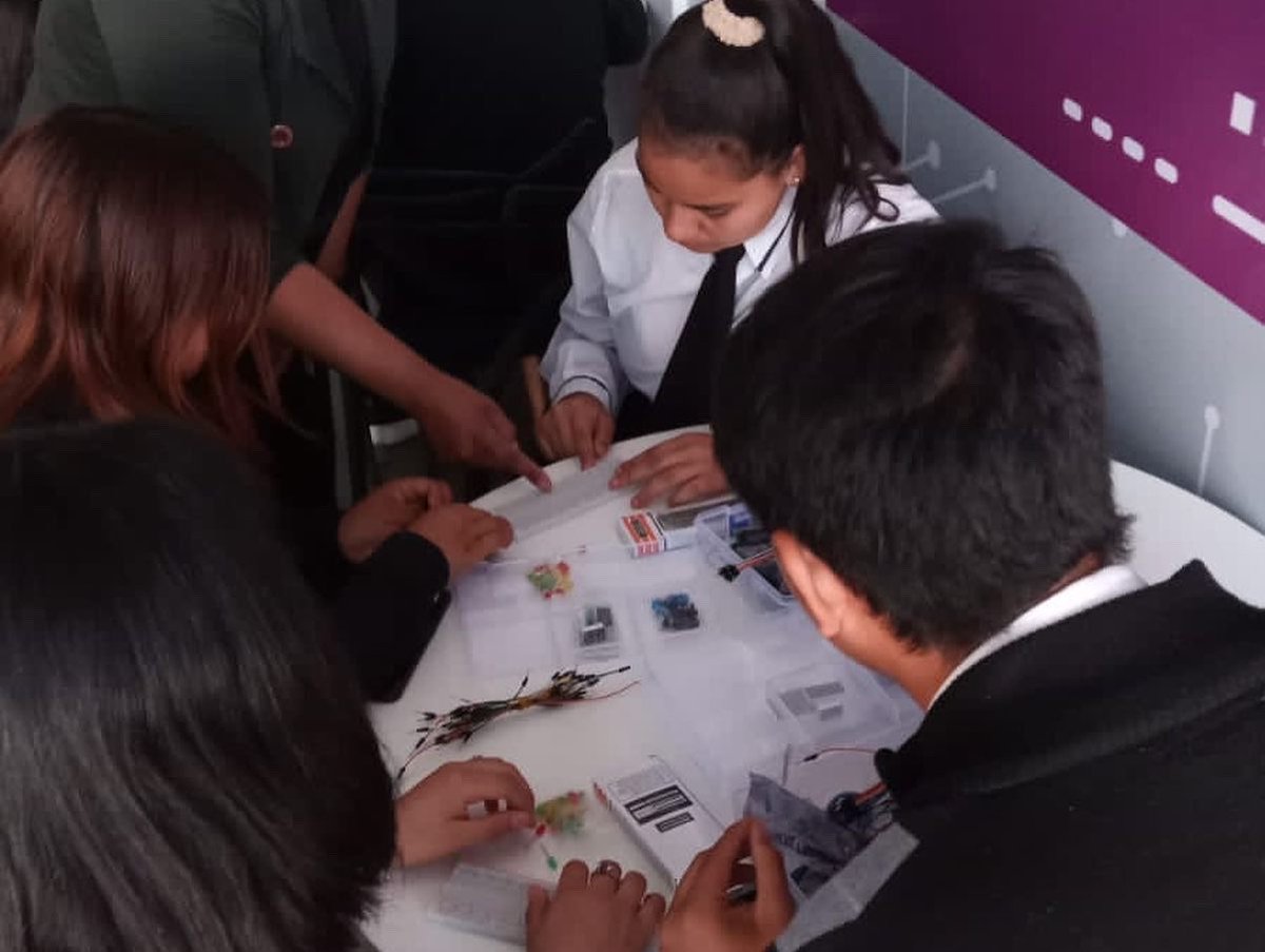 mcienciaeinnova's tweet photo. 💡Alumnos de 3er año de la Escuela Secundaria 17 participaron de un taller en el laboratorio de robótica en Fiambalá, donde aprendieron sobre electrónica básica, introducción de arduino, sensores entre otras temáticas tecnológicas. 

#Robotlab
@CatamarcaGob https://t.co/jSKd7iZlTP
