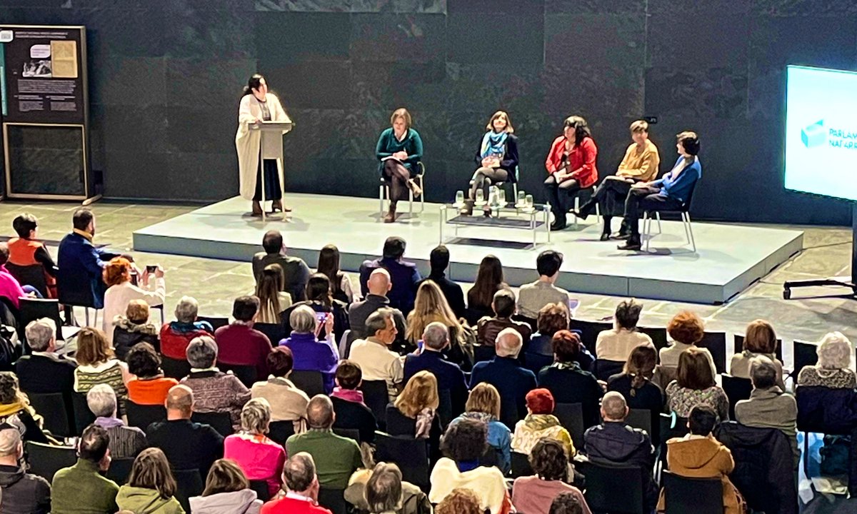 BronceFesta's tweet photo. En la conversación han participado Gemma y Mirenjo Larrainzar, Premio Festa 2022, Eva Isturiz, directora gerente del INAI, Marta Aparicio, de la Federación de Peñas de Pamplona, y Patrícia Amigot, profesora de la Universidad Pública de Navarra. 
#FestaSF2022
#25N https://t.co/sW5laKjj2y