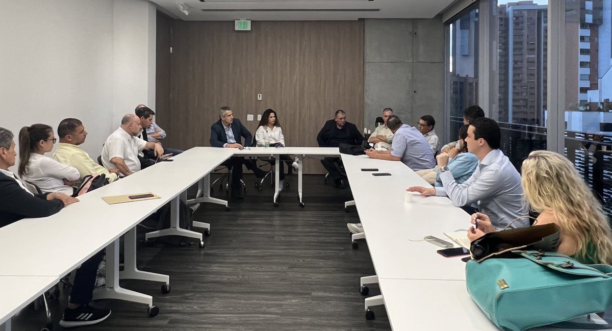 RegionesCP's tweet image. Consejero @velascoluisf escuchó a los empresarios del sector textil y de confección, quienes expusieron las  oportunidades y retos que tiene el país frente a la generación de empleo en esta industria, especialmente, para las mujeres. @CCConfeccion @CamaraMedellin