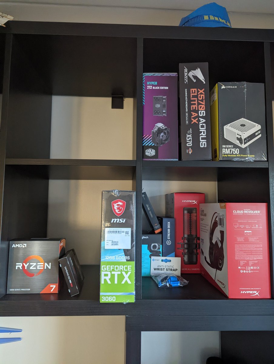 0lPete's tweet photo. Black Friday was a success, I was in the market for a lot of stuff after my house fire. Stops included: Home improvement store, Costco for a gaming chair, the dispensary, and finally the computer part store. BUILDING A NEW PC TOMORROW HYPE HYPE. Spent around $2500 today BatChest https://t.co/3SyZbRL1bP