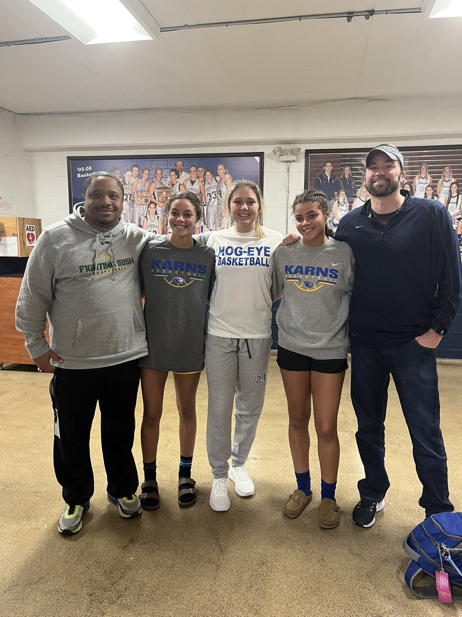_elliebutler_'s tweet photo. AAU Coaches and Teammates @CoachHall84 @B_Stallings @hogeyehoops #eyeofatiger https://t.co/HWaRNJCnvt