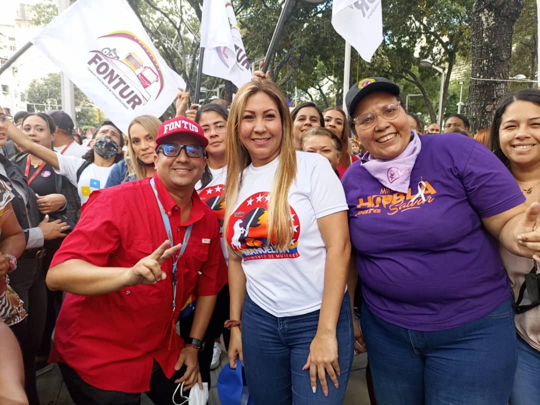 T_TicketVzla's tweet photo. En el marco de la conmemoración del Día Internacional de la Eliminación de la Violencia contra la Mujer, fuerza laboral de @FonturOficialve se sumó al Movimiento de Mujeres Manuelita del #MPPPT a fin de sensibilizar sobre la gravedad y magnitud del flagelo de la violencia ♀️ https://t.co/0ZsJMQyKEX