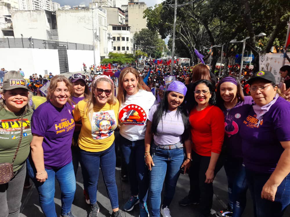 T_TicketVzla's tweet photo. En el marco de la conmemoración del Día Internacional de la Eliminación de la Violencia contra la Mujer, fuerza laboral de @FonturOficialve se sumó al Movimiento de Mujeres Manuelita del #MPPPT a fin de sensibilizar sobre la gravedad y magnitud del flagelo de la violencia ♀️ https://t.co/0ZsJMQyKEX