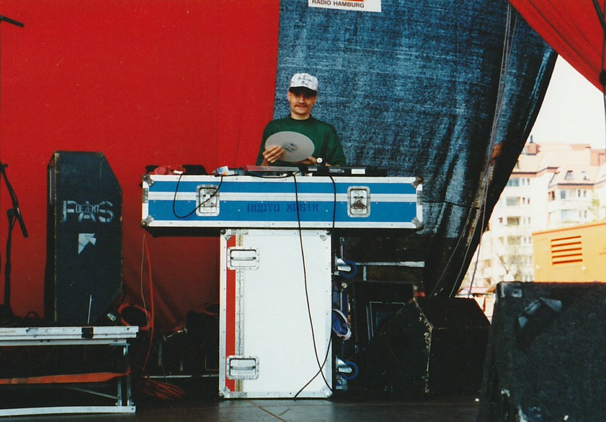 FlashmasterRay's tweet photo. #flashbackfriday
Beim Hafengeburstag 1995 auf der @radiohamburg Bühne.
#FlashmasterRay 🎼 #hamburg #dj #hafenhamburg #hafengeburtstag #hamburgcity
https://t.co/0f1dvxexrH https://t.co/BCEZfw1oi3