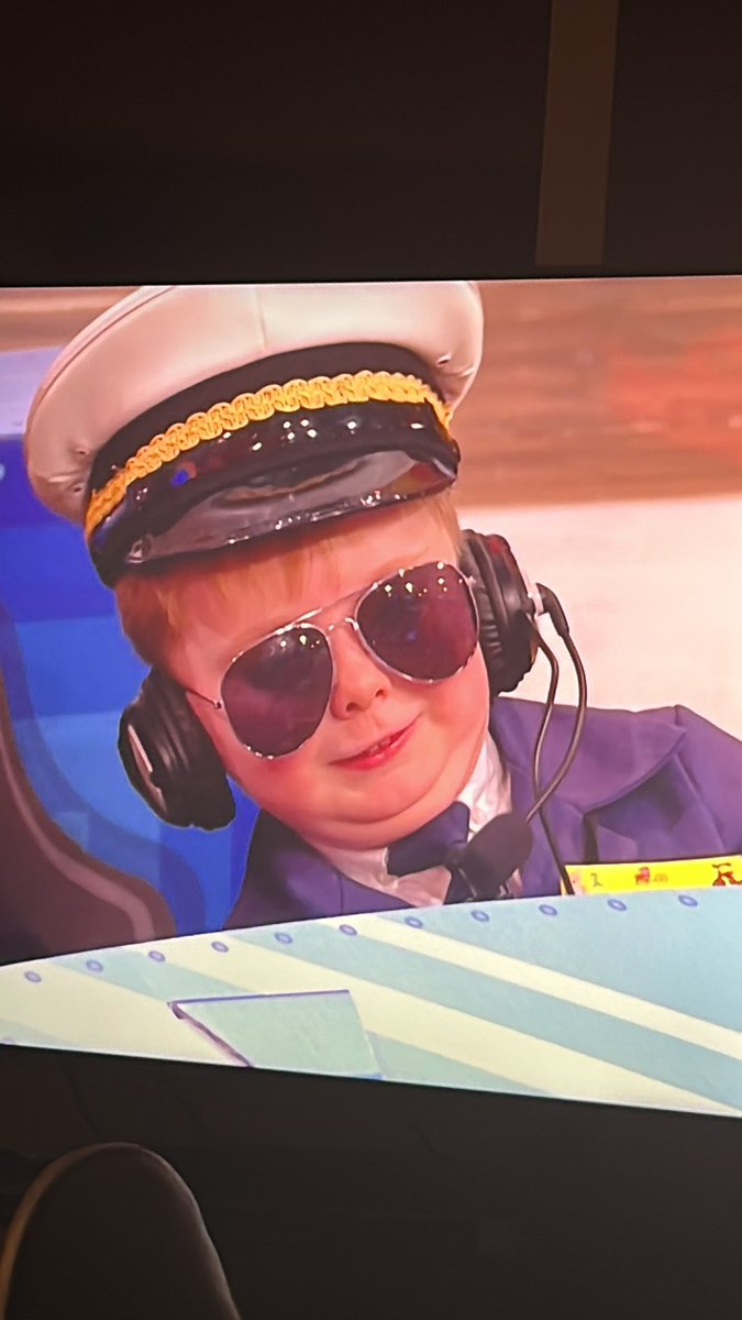 Liamo96O's tweet photo. “HOLD ONTO YOUR FUCKIN SEATS” #LateLateToyShow https://t.co/IMnds1X9Wn