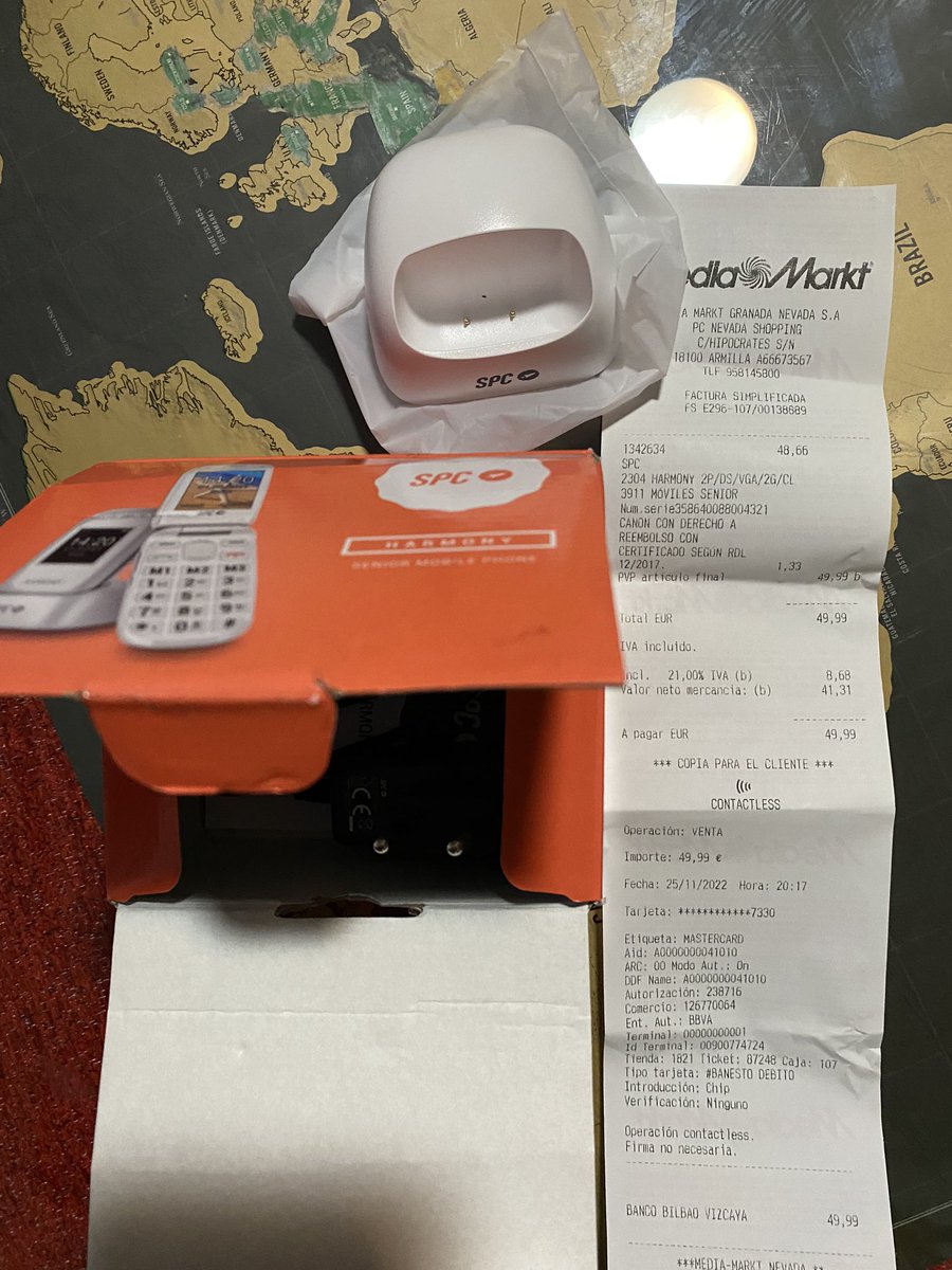 LiMtu's tweet photo. @MediaMarkt_es he comprado esta tarde un movil para mi abuela y la caja viene con un cargador y sin móvil!! Que hago? #blackfriday https://t.co/MAcGRd4Aid