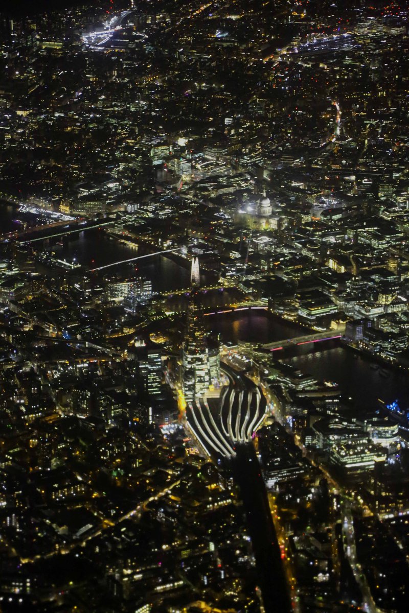 NavLauda888's tweet photo. Flying into London #Heathrow (on localiser for 27L) and seeing this view never gets old. When westerly operations occur, always best to get a left-hand side window seat! Did someone spot #WinterWonderland? #AvGeek @HeathrowAirport @British_Airways #AirbusA321 #FridayFlying https://t.co/eVE8Ej7R6Z