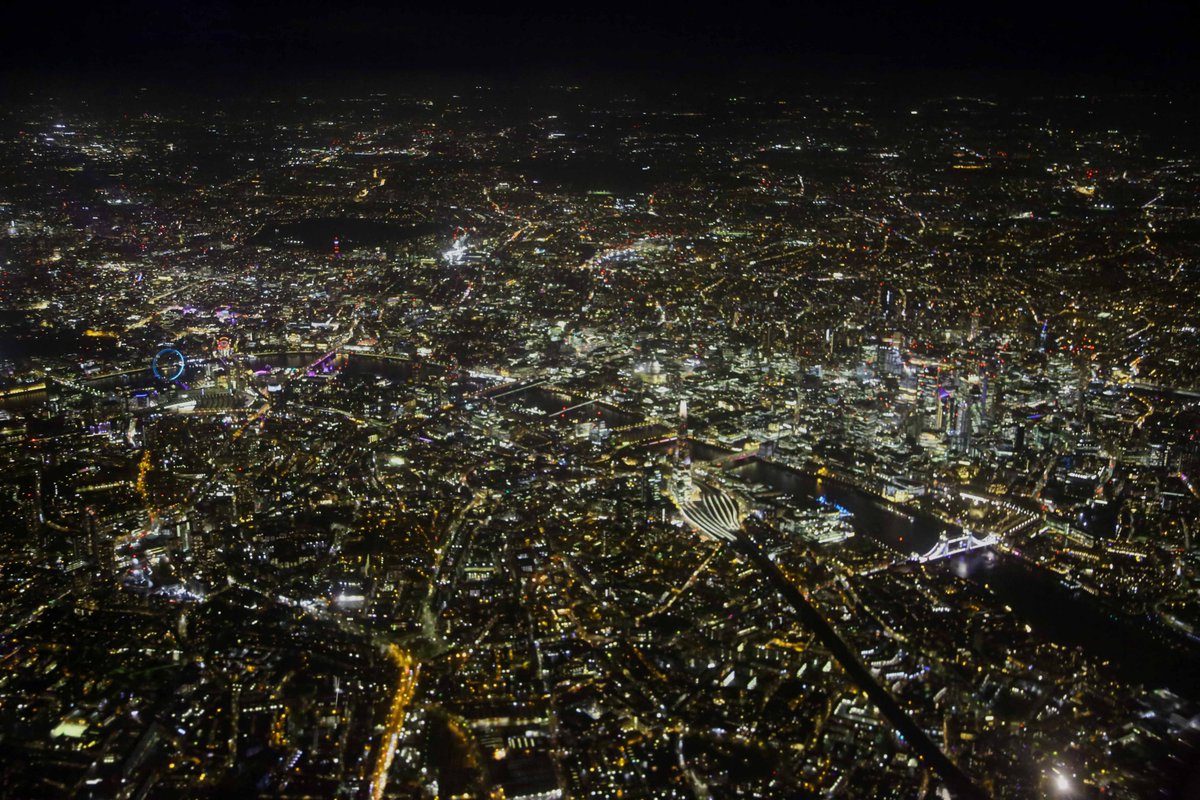 NavLauda888's tweet photo. Flying into London #Heathrow (on localiser for 27L) and seeing this view never gets old. When westerly operations occur, always best to get a left-hand side window seat! Did someone spot #WinterWonderland? #AvGeek @HeathrowAirport @British_Airways #AirbusA321 #FridayFlying https://t.co/eVE8Ej7R6Z