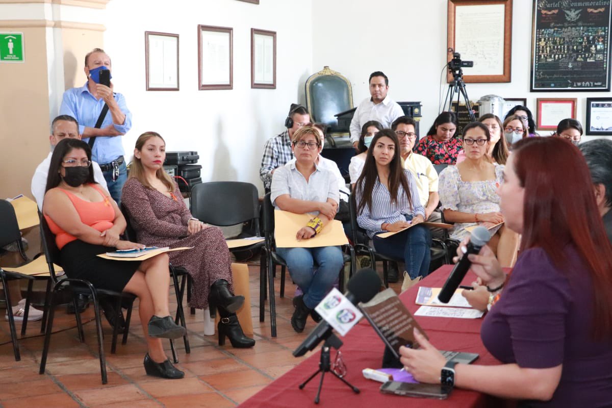 blancaluzmtz's tweet photo. Agradezco la invitación de la regidora Deyanira Altamirano a la presentación del #CodigoVioleta herramienta que busca ayudar a la erradicación de la violencia hacia las mujeres, fue un gusto saludar al presidente municipal @FMartinezNeri y los síndicos de @MunicipioOaxaca https://t.co/J1HZ78fLtb