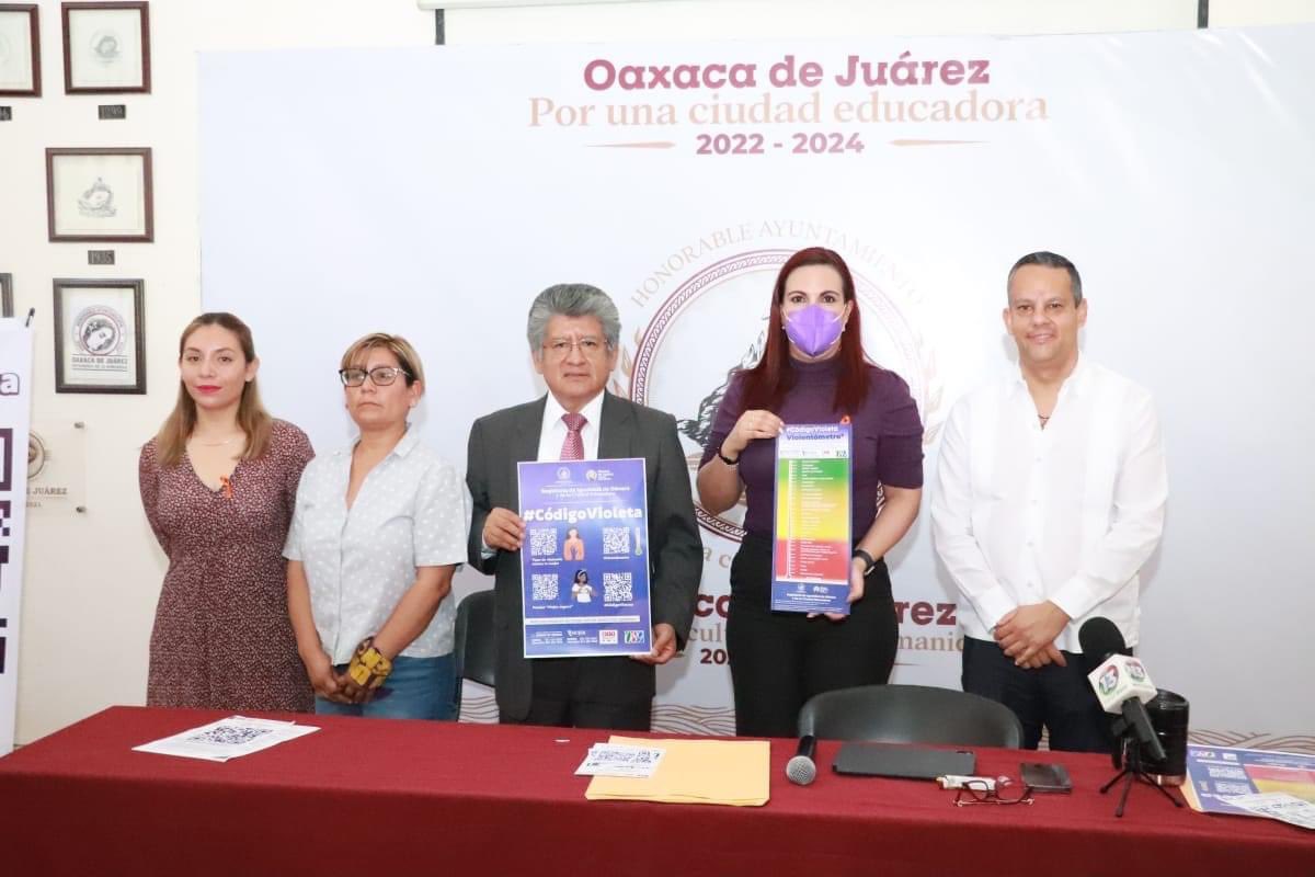 blancaluzmtz's tweet photo. Agradezco la invitación de la regidora Deyanira Altamirano a la presentación del #CodigoVioleta herramienta que busca ayudar a la erradicación de la violencia hacia las mujeres, fue un gusto saludar al presidente municipal @FMartinezNeri y los síndicos de @MunicipioOaxaca https://t.co/J1HZ78fLtb