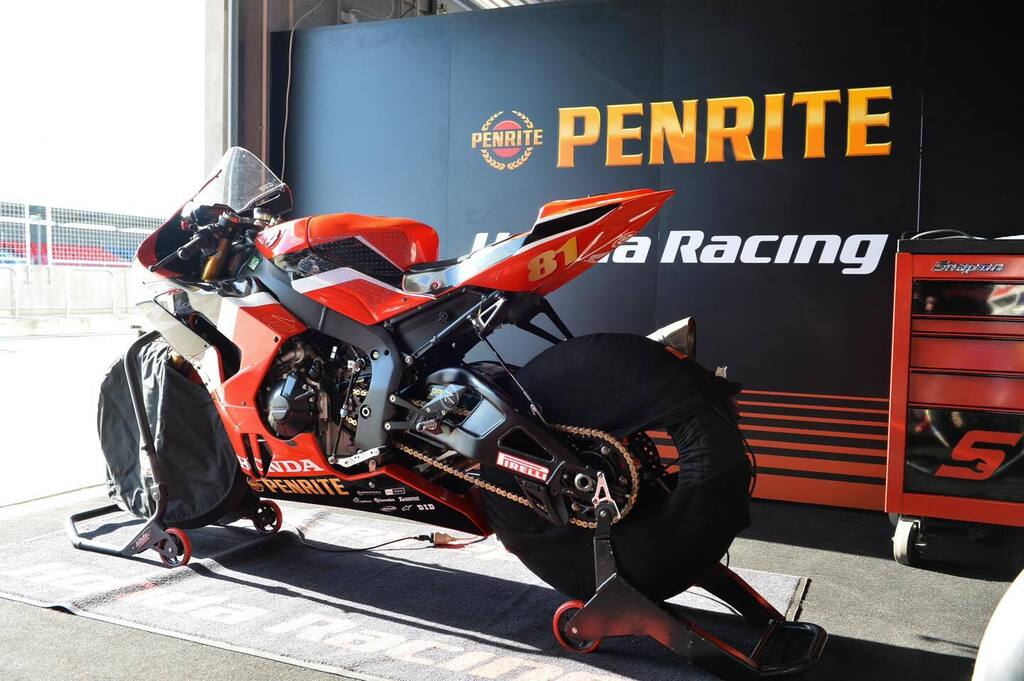 Day two of @asbk at The Bend and it's go-time for @penrite_honda_sbk's @troyherfoss17 and @sennaagius_81! Timed practice and qualifying coming up… Images: @foremostmedia. #PenriteOil #PenriteHondaRacing #ASBK instagr.am/p/ClZokB5uCUj/
