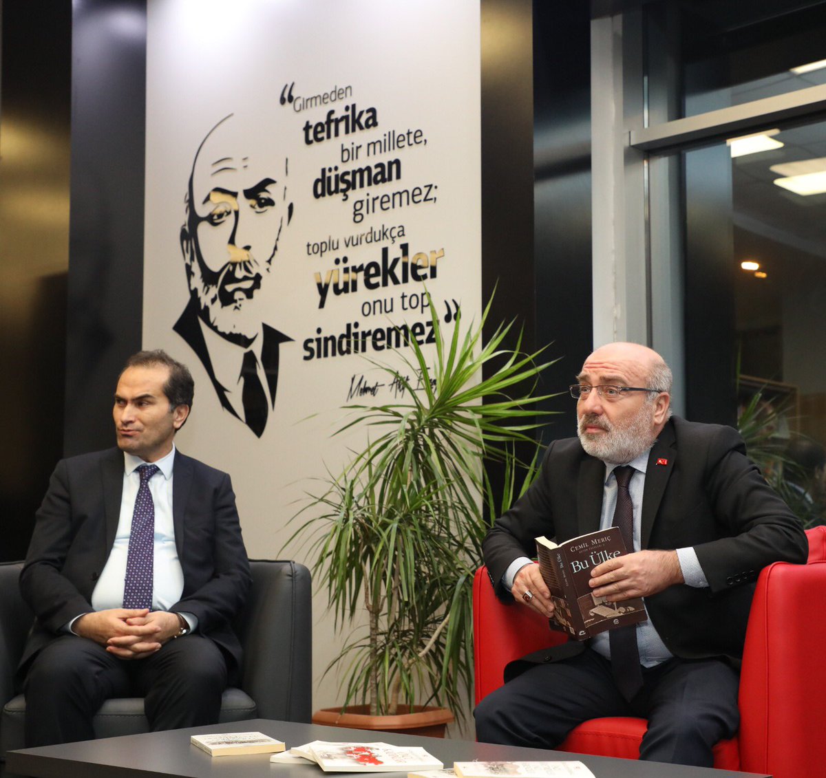 “Her ay birlikte bir kitap okuyoruz” uygulamasını başlatıyoruz. Öğrencilerimiz ile birlikte kitap okuyoruz ve okumamız ile ilgili sohbet ediyoruz.
Her şey geleceğimiz olan gençlerimiz için.🇹🇷