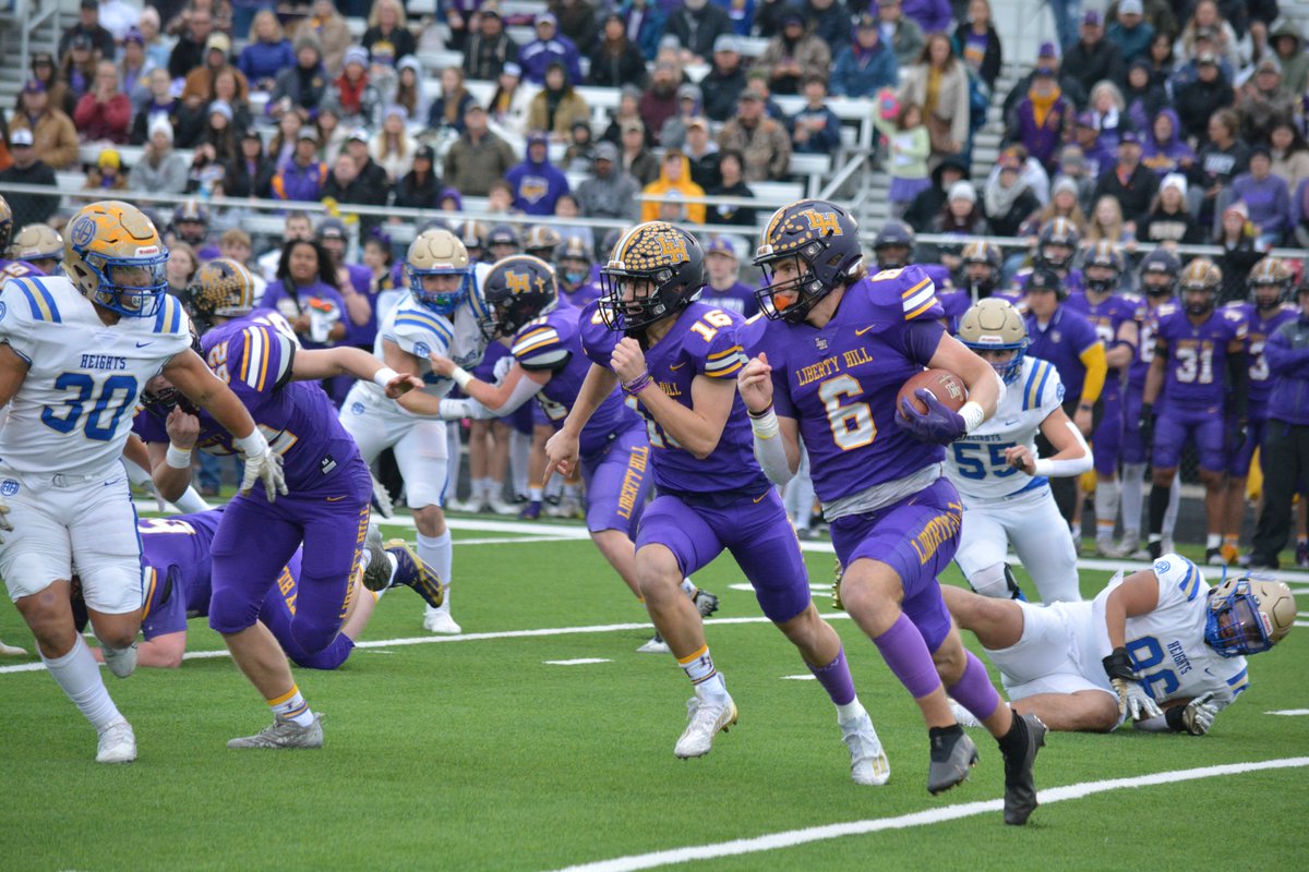 MikeBarnesMedia's tweet photo. Playoff Final!
Liberty Hill  37, Alamo Heights 32
Last year's playoff game was a 43-40 win for Liberty Hill
Lowest scoring winning score in a playoff game for Liberty Hill since 24-6 over El Campo in 2019. They've gone 50+ 10 times since then. https://t.co/NqcZiyERxO