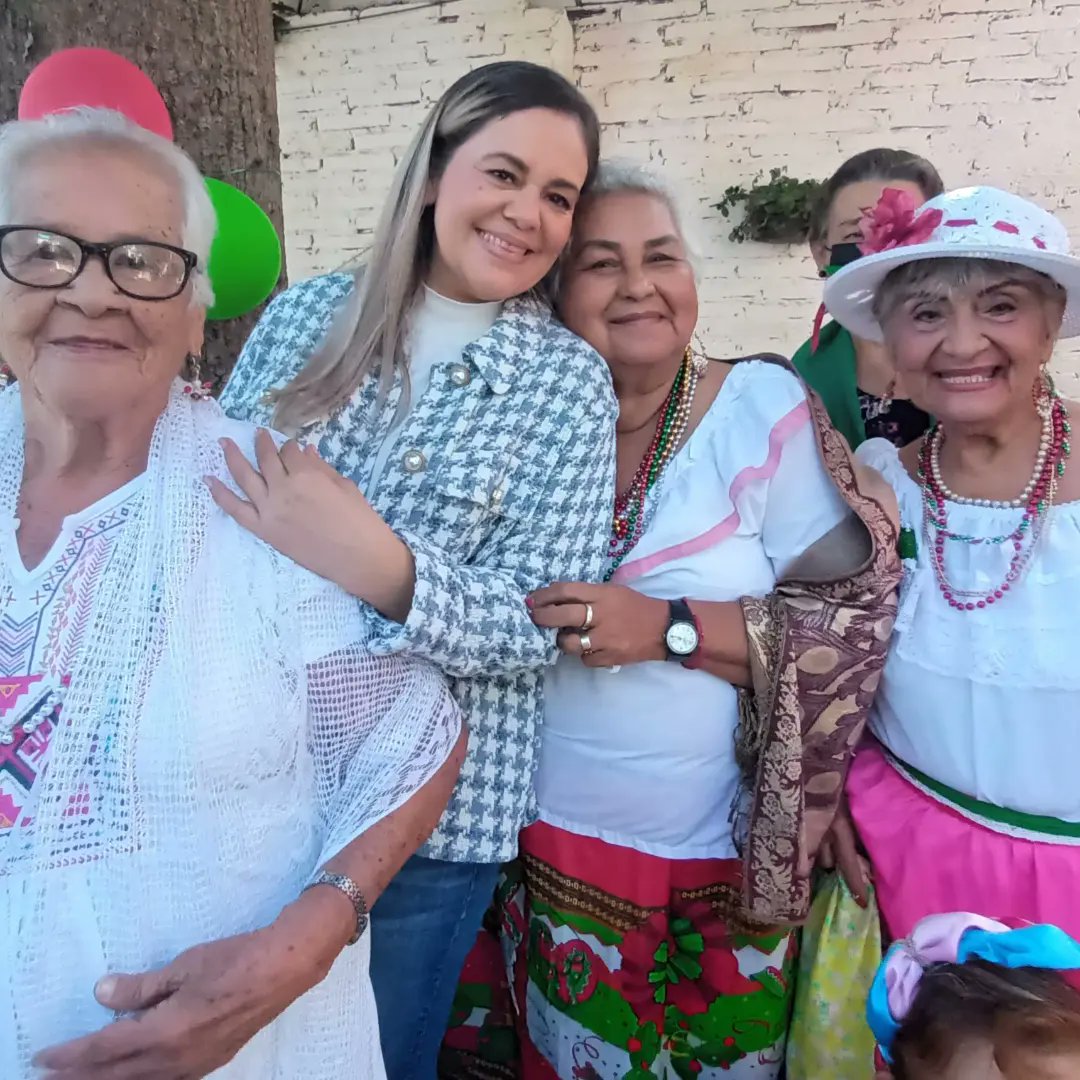 Con una fiesta muy revolucionaria,  entre risas y aplausos, el Club del Abuelo de DIF Mazatlán, celebró a los cumpleañeros del mes de noviembre.
Al evento  asistió la presidenta del Sistema DIF Mazatlán, María Teresa Apodaca Muñoz, quien compartió detalles con los festejados.