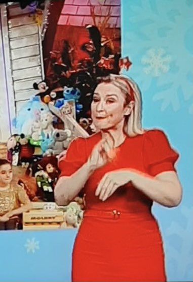 IrishDeafSoc's tweet image. Watching the LIVE #ISL  #rtelatelateshow on @rte News Channel and @RTEplayer with fabulous ISL Team - #DeafInterpreter @jdwmaguire &amp;amp; ISL/English Interpreters Amanda Coogan/Ciara Grant #LateLateToyShowISL #rtelatelatetoyshow