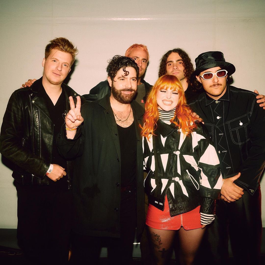 Miruuutftfm's tweet photo. La Sofi chiquita de 14 años está llorando 😭 (REAL) no puedo creerlo, tanto hacia esos comentarios "tontos" deke "ojalá algún día toquen juntos Paramore y Foals" y ahora se me está cumpliendo todo 🥺❤️ @foals @paramore @jackbevan @YnnsPhilippakis @itstayloryall https://t.co/rd0uQ49w59