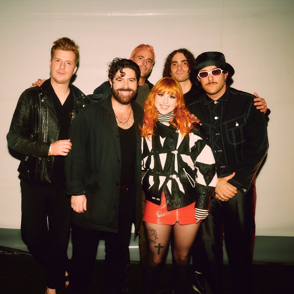 Miruuutftfm's tweet photo. La Sofi chiquita de 14 años está llorando 😭 (REAL) no puedo creerlo, tanto hacia esos comentarios "tontos" deke "ojalá algún día toquen juntos Paramore y Foals" y ahora se me está cumpliendo todo 🥺❤️ @foals @paramore @jackbevan @YnnsPhilippakis @itstayloryall https://t.co/rd0uQ49w59