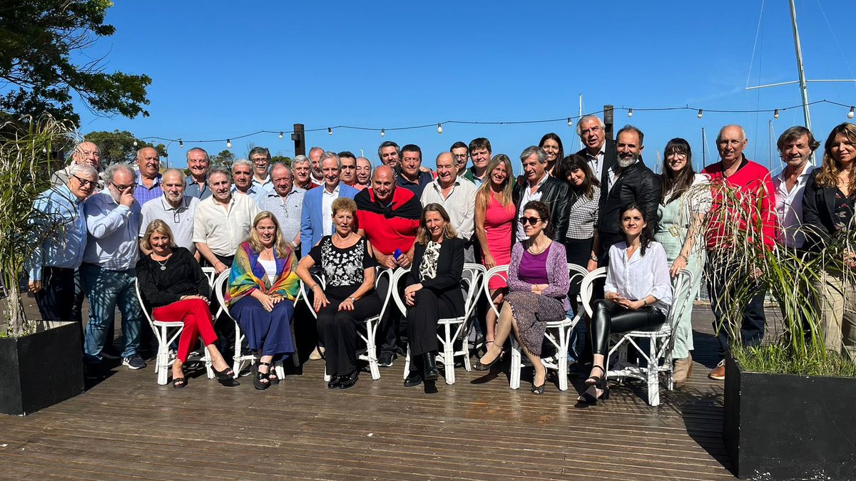 andrespozzo's tweet photo. Hoy comenzó una nueva etapa con un equipo de trabajo maravilloso.
Espero de todo corazón el más grande de los éxitos, ya que el sector necesita poder crecer y hacerse presente en una nueva realidad 🥂
@Facara_Informa 
@eespoille 
#FACARA https://t.co/LNbwIrKLpb