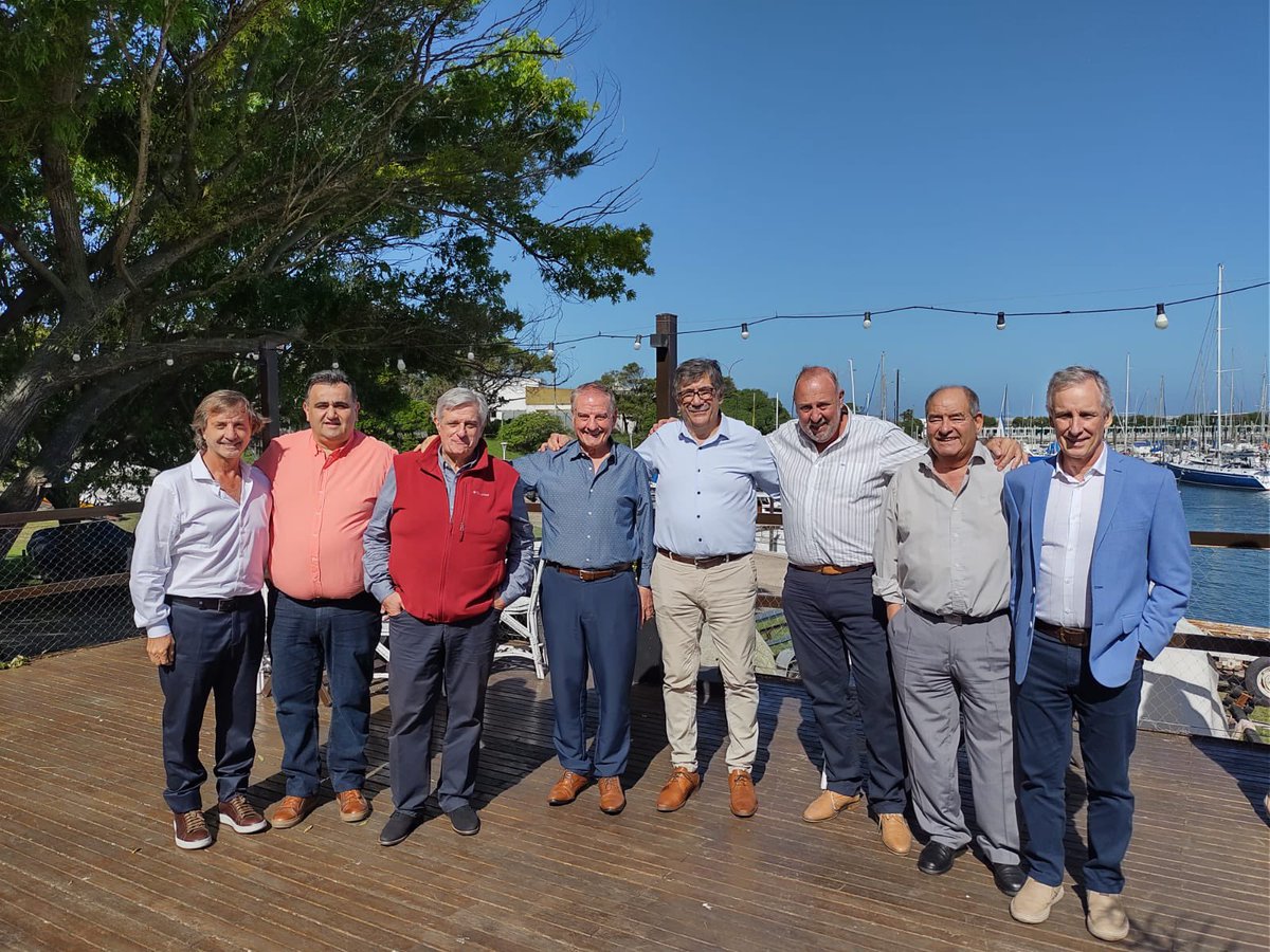 andrespozzo's tweet photo. Hoy comenzó una nueva etapa con un equipo de trabajo maravilloso.
Espero de todo corazón el más grande de los éxitos, ya que el sector necesita poder crecer y hacerse presente en una nueva realidad 🥂
@Facara_Informa 
@eespoille 
#FACARA https://t.co/LNbwIrKLpb