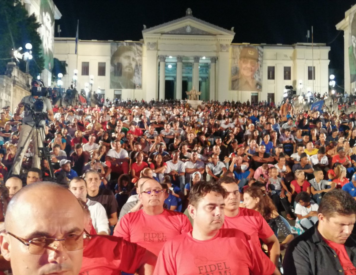 GHNordelo5's tweet photo. Gala en homenaje a #Fidel en la escalinata de la Universidad de La Habana #Cuba #FidelPorSiempre #CDRCuba #SomosDelBarrio https://t.co/UiWeoEmv21