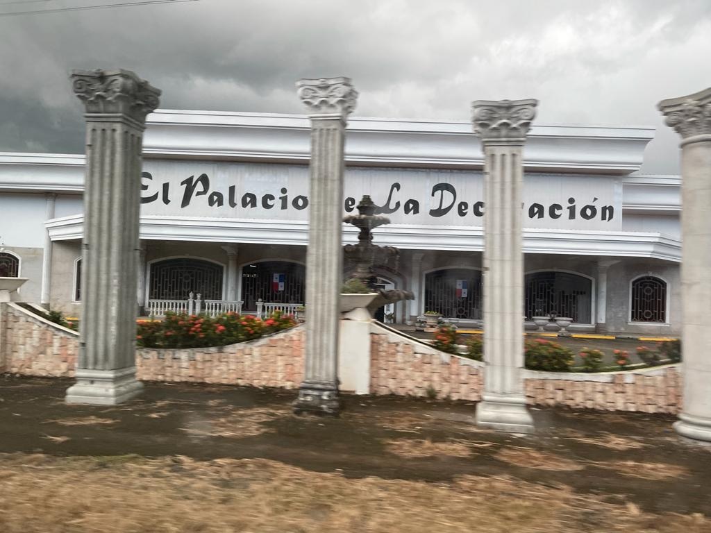 Al menos se puede decir que tienen humor los panameños.