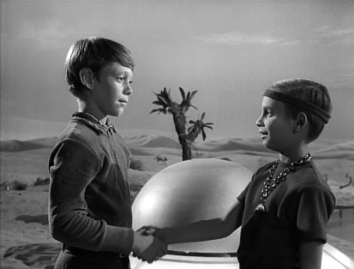PeterWMurphy1's tweet photo. The new #Hoverball toy reminds me of the gift the alien boy gave Will Robinson in the #LostInSpace episode "The Sky is Falling", S1Ep10 (1965). Only had to wait 57 yrs! https://t.co/DY4Knj34Ft