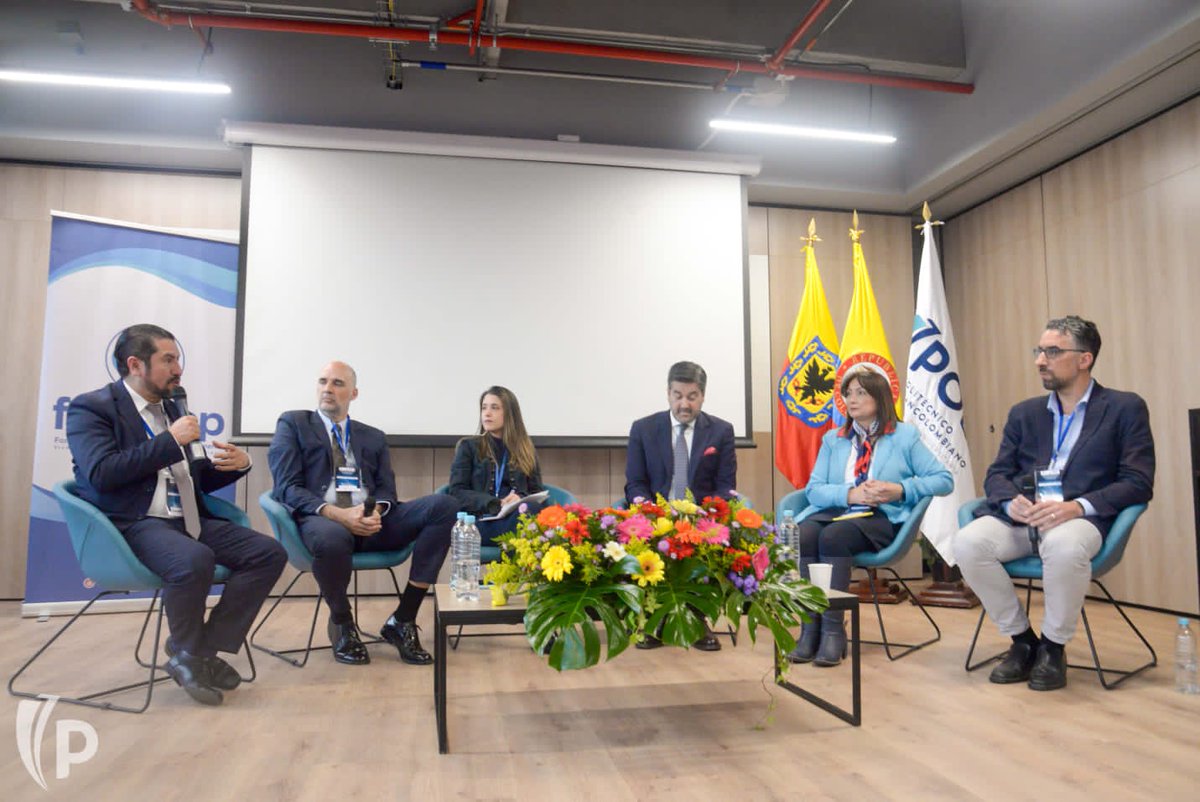 ProbogotaRegion's tweet photo. 🧵En el Congreso internacional 'Universidades y Ciudades Inteligentes' de @Poligran, #ProbogotáRegión recomendó, a propósito de la construcción de política pública #BogotáTerritorioInteligente
 armonizar las estrategias sociales, de productividad y de gobernanza de la información https://t.co/g8nkzGT6B3