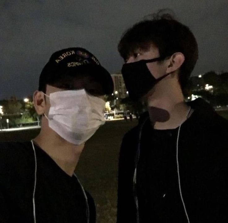 Aquele momento que o teu irmão diz "vamos tirar uma foto" e ficas mais interessado com o que te está a passar mesmo ao lado do que na foto. @an0therloser_