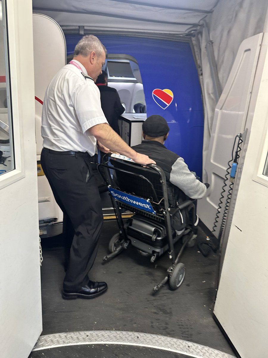 joy2thewld's tweet photo. @SouthwestAir Shoutout to the Crew of Flight 1413 all the way to the pilots… All hands on decks. Pilots helping passengers ❤️ personified the love and care you have for customers and my new favorite Flight Attendant Parris. https://t.co/E0jtgScRWL
