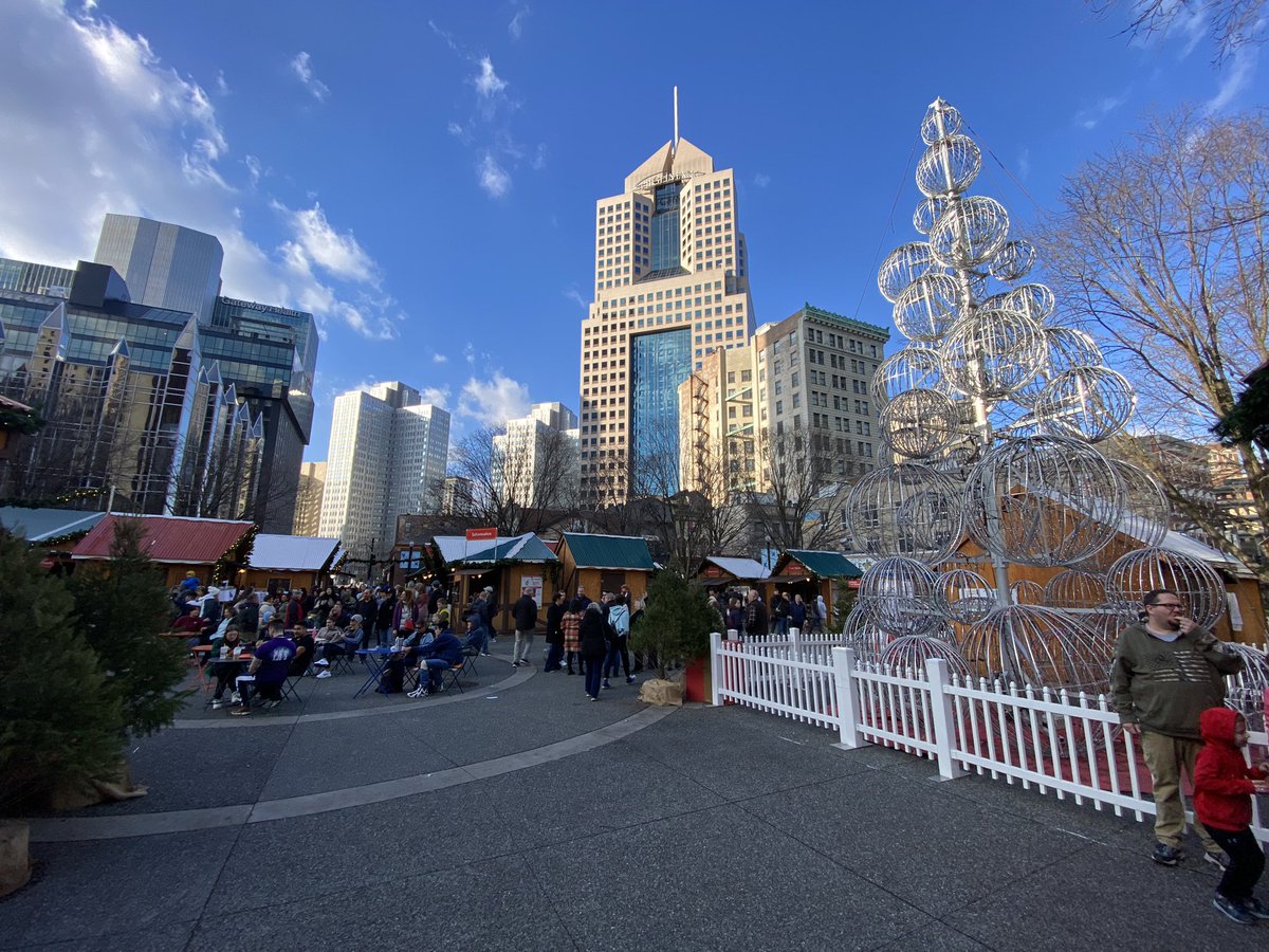 BillRehkopf's tweet photo. Taking in the holidays in my hometown. #YinzerForLife #Pittsburgh #Dahntahn #OysterHouseIsStillHere https://t.co/lv2t2jOEsR