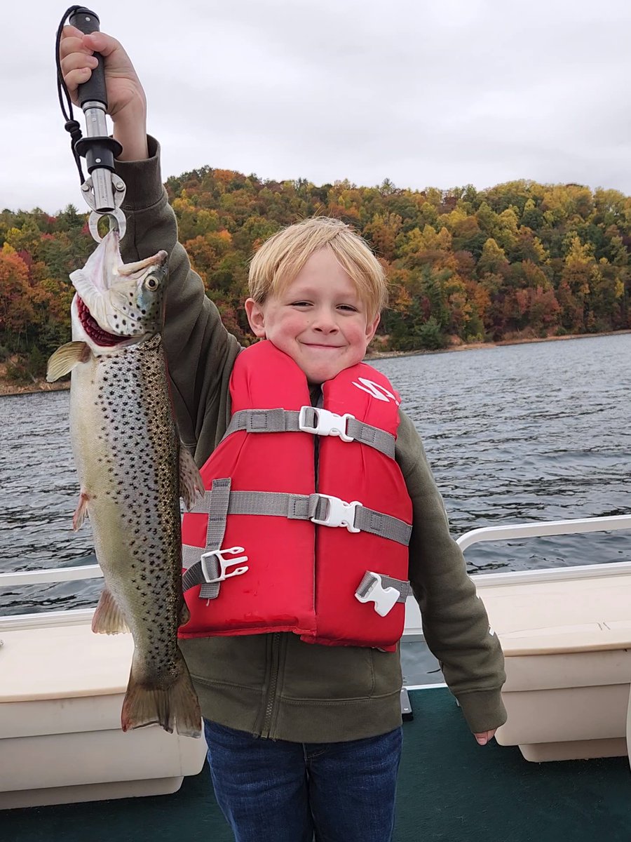 SCDNR's tweet image. Congratulations to Carter for landing this outstanding 19 3/8 in. Brown trout on Lake Jocassee! 🎣

To learn how to submit your catch of a lifetime, visit: dnr.sc.gov/fishaward/inde…