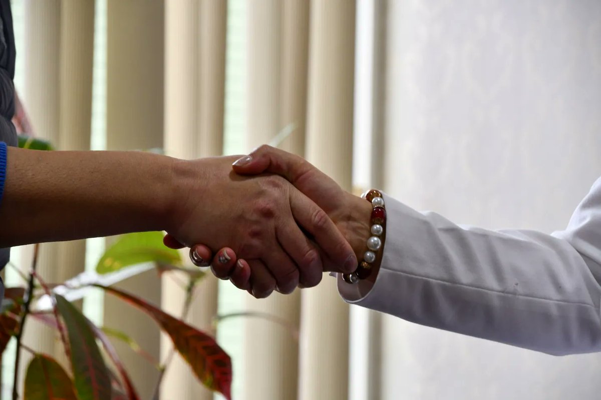 Recibimos la visita del agregado cultural de China, y junto a Evelyn González reina de #Loja, dialogamos para vincular a nuestros adolescentes en proyectos sociales que permitan intercambiar conocimientos y experiencias 
#fiavl2022