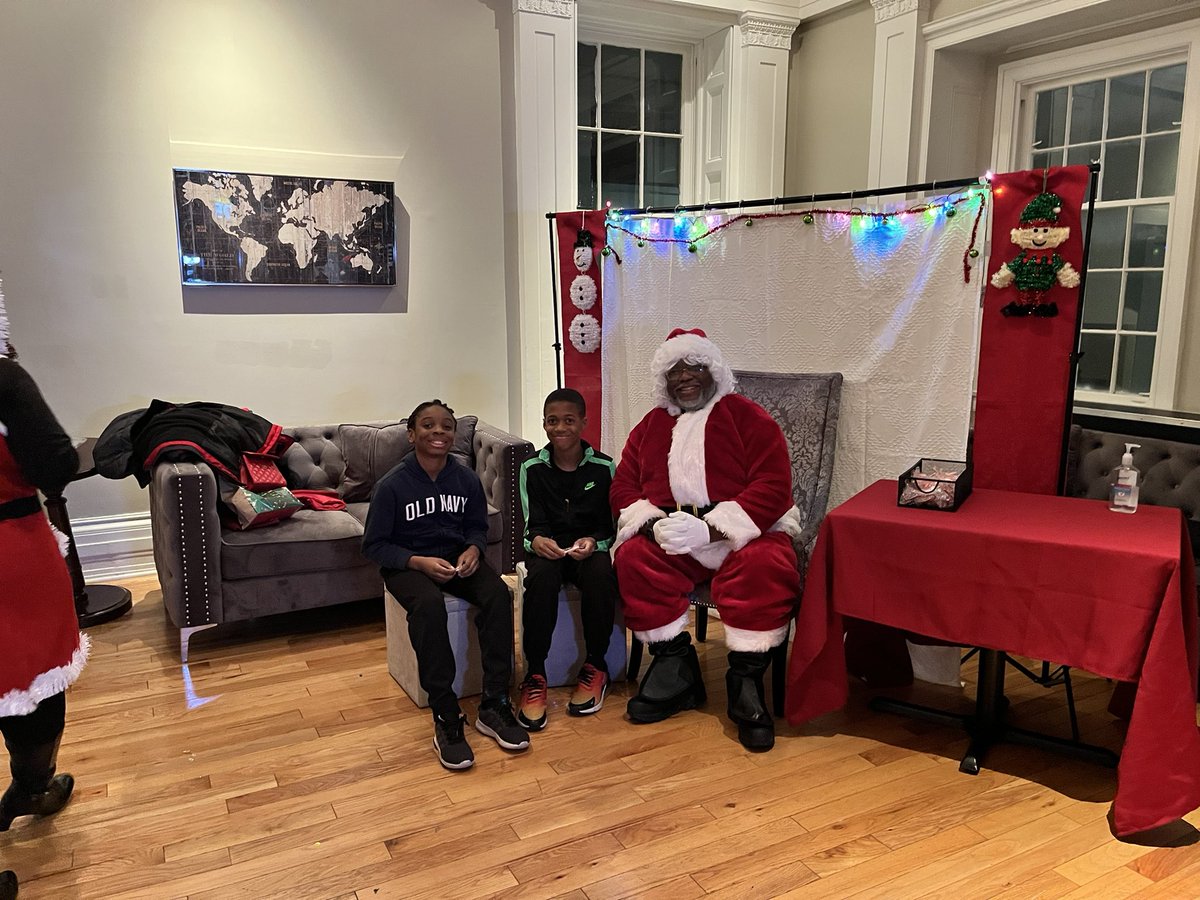 ERASENOW619's tweet photo. SANTA IS HERE!! #BlackFriday #ROC https://t.co/zRcUU5KRpV
