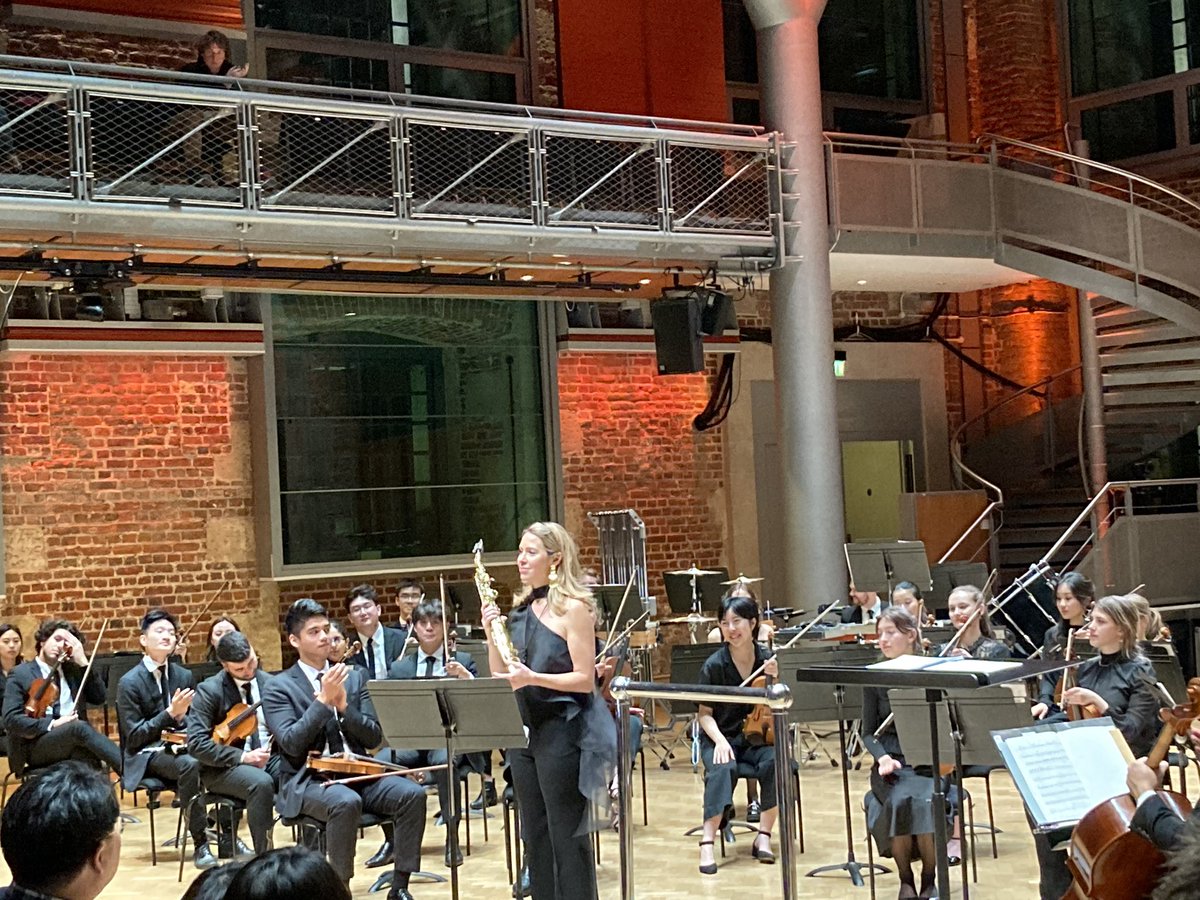 @AmyDickson takes a well-deserved bow after a breathtaking London premiere of the showpiece Soprano Saxophone Concerto by @MatthewHindson - @sydneycon Orchestra sounding wonderful under Roger Benedict. @lsostlukes
