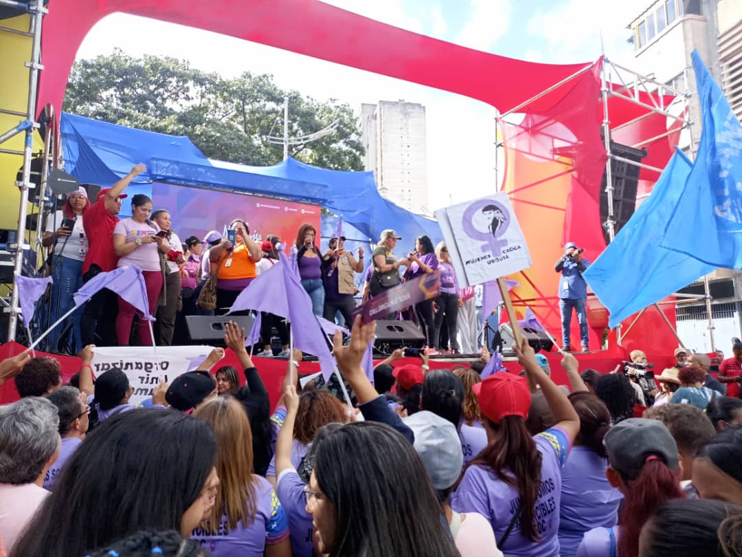 T_TicketVzla's tweet photo. En el marco de la conmemoración del Día Internacional de la Eliminación de la Violencia contra la Mujer, fuerza laboral de @FonturOficialve se sumó al Movimiento de Mujeres Manuelita del #MPPPT a fin de sensibilizar sobre la gravedad y magnitud del flagelo de la violencia ♀️ https://t.co/0ZsJMQyKEX