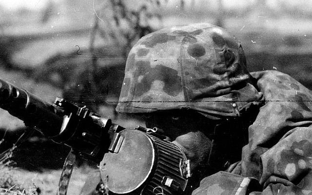 Ve insan tüm ömrü boyunca öleceği yeri ararken, yaşayacağı yeri aradığını düşündü.