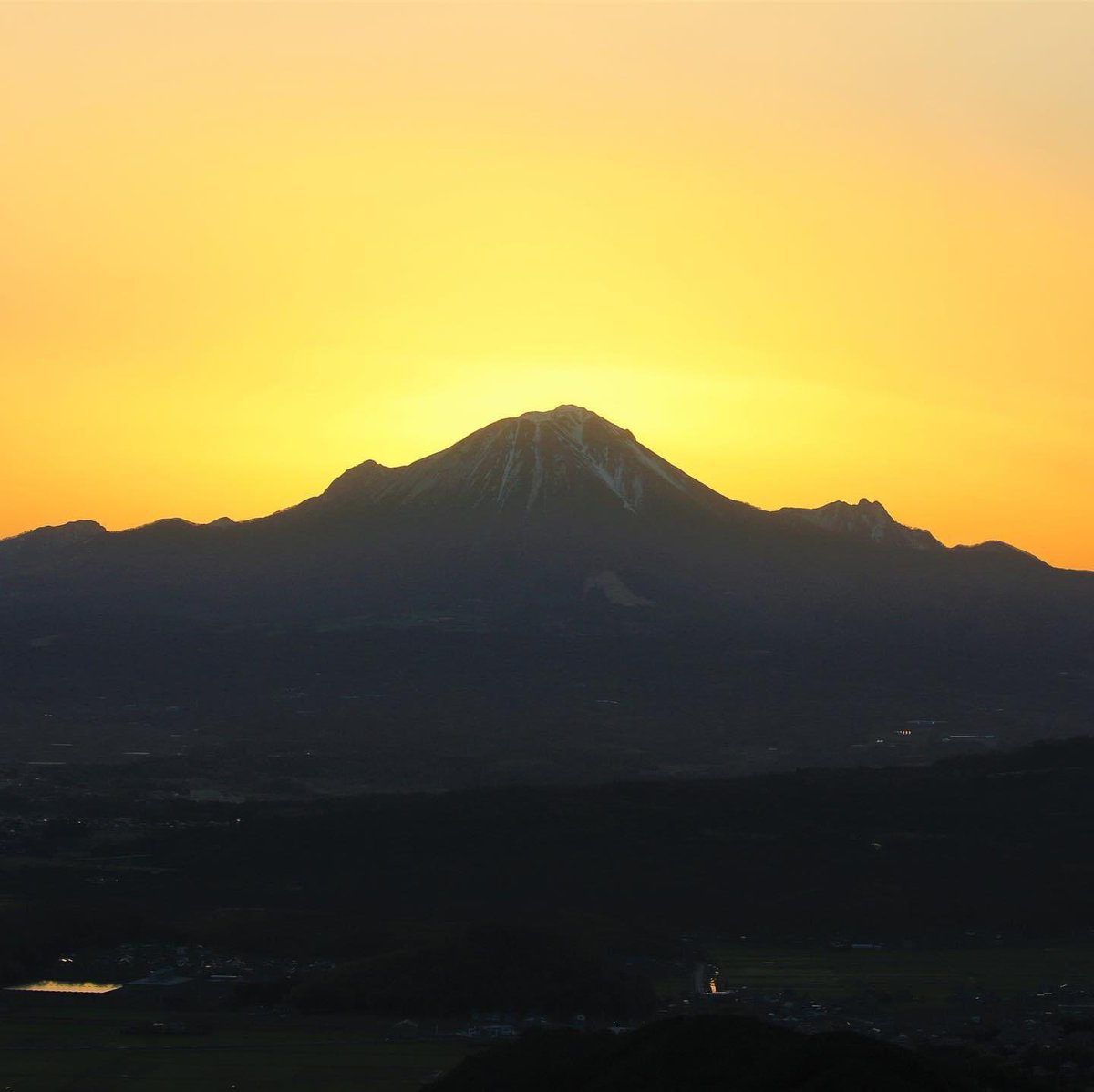 鳥取県南部町の『母塚山の展望台』がワンだふる…🐾
⁡
朝日で空気が橙に。大山をまるごと体感できるのが母塚山だわん。大山をはじめ、町並みはもちろん、日本海、中海も一望。展望台までは車でも行けるので、歩くのに自信がない人にもおすすめだわん。
⁡#芝犬旅行記