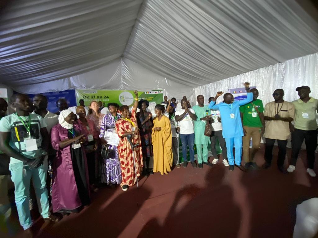 VertEmploi's tweet photo. Remise des prix de la Fashion Show, organisé par @OimSenegal, avec la participation de plusieurs stylistes locaux. Les lauréats participeront aussi à la JIM le 18 décembre. 
@OngVIS @Wutiko @FranceoSenegal @UEauSenegal @TekkiFii @TchequieAfrique
 #AfricaTrustFund #ClimateChange https://t.co/lUM0j8AYYT