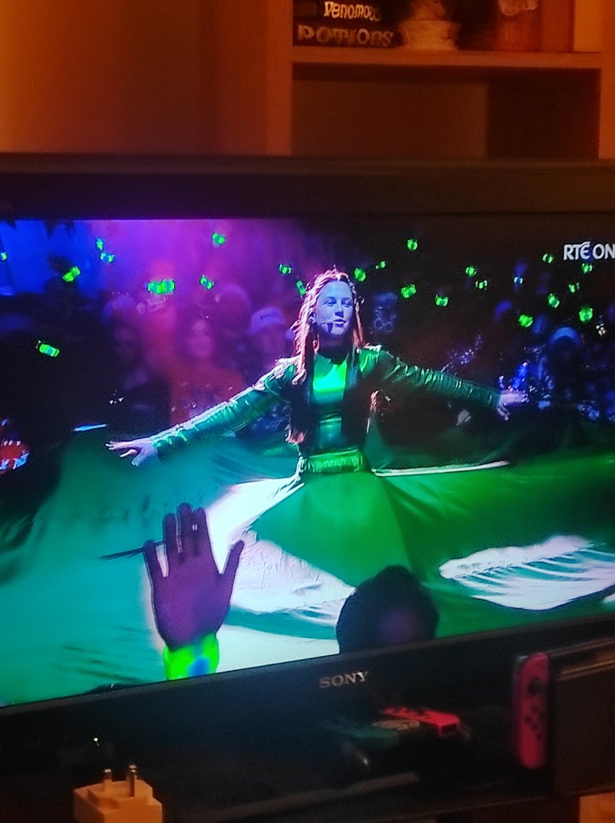LeDougie's tweet photo. Lorde has changed a bit #latelatetoyshow https://t.co/Njm10ZvTnY