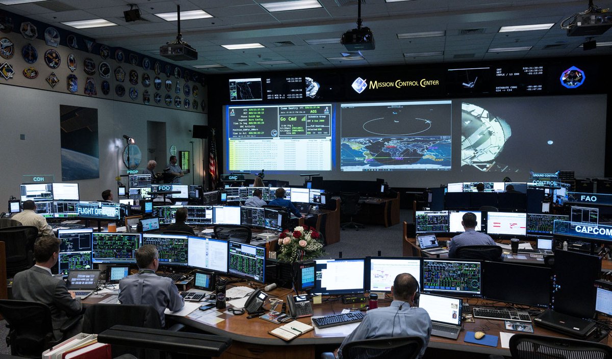 Inside Mission Control rn🤩 Flight Controllers here @NASA_Johnson successfully performed a burn to insert @NASA_Orion into a distant retrograde orbit! More details here: blogs.nasa.gov/artemis/