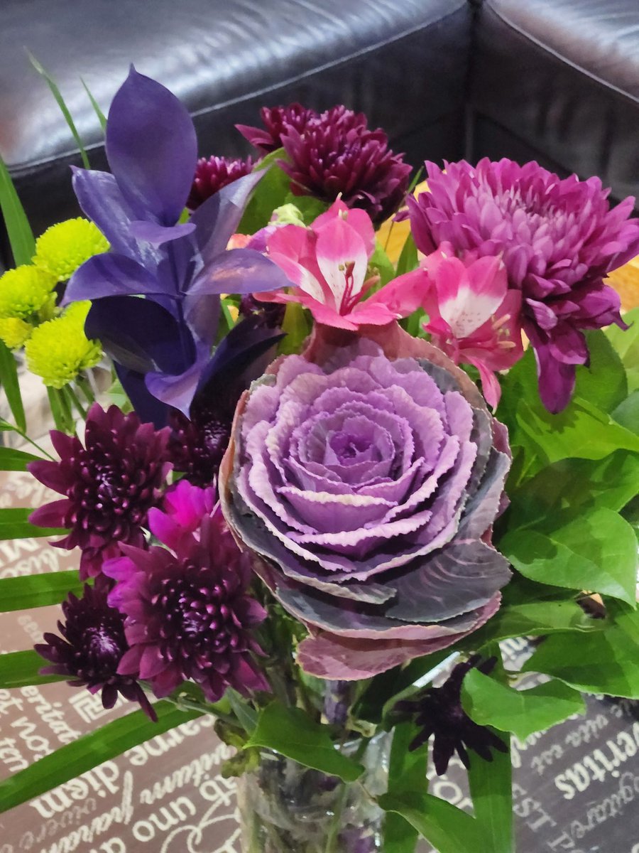 TerriLJohns08's tweet photo. That was a week....
The Good 👍
The Bad👎
The Ugly 💩
Flowers always make it better 😉
#fridayflowers
#justkeepswimming
#timetofindmyzenagain 
#fridaynight 
#goodbyeweek 
#inwiththegood https://t.co/PKXrVnPWLt