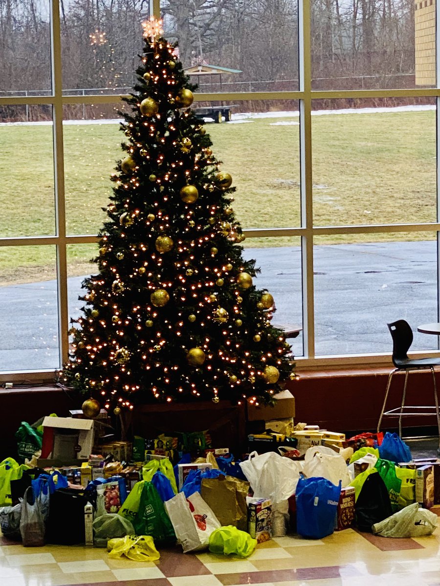 mcintyre7_12lit's tweet photo. @HTCSSFalcons it’s beginning to look a lot like 🎄✝️ 🎅 #thegiftofgiving #stuffthestudio #fooddrive #wearefamily @CDSBEO 💚💛🙏 https://t.co/q0YjloA4vW