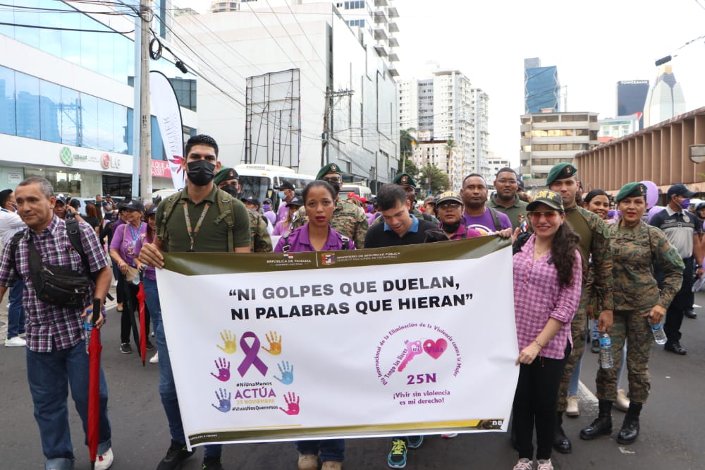 senafrontpanama's tweet photo. Nuestras unidades y personal de la institución participaron junto a los diferentes estamentos de seguridad a la caminata y vigilia en conmemoración al Día Internacional de la No Violencia En Contra de La Mujer organizado por @inamupanama
#NoLoNormalices https://t.co/XvGrQsOYLH