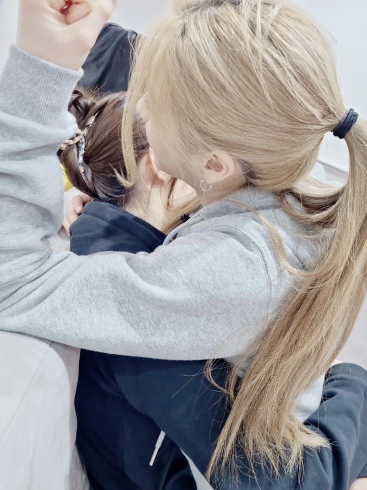 twelveclips's tweet photo. clingy HeeChuu 🥲

#LOONA #HEEJIN #CHUU #HEECHUU
#LOONAIsTwelve #WeStandWithCHUU https://t.co/Folx9izQEZ