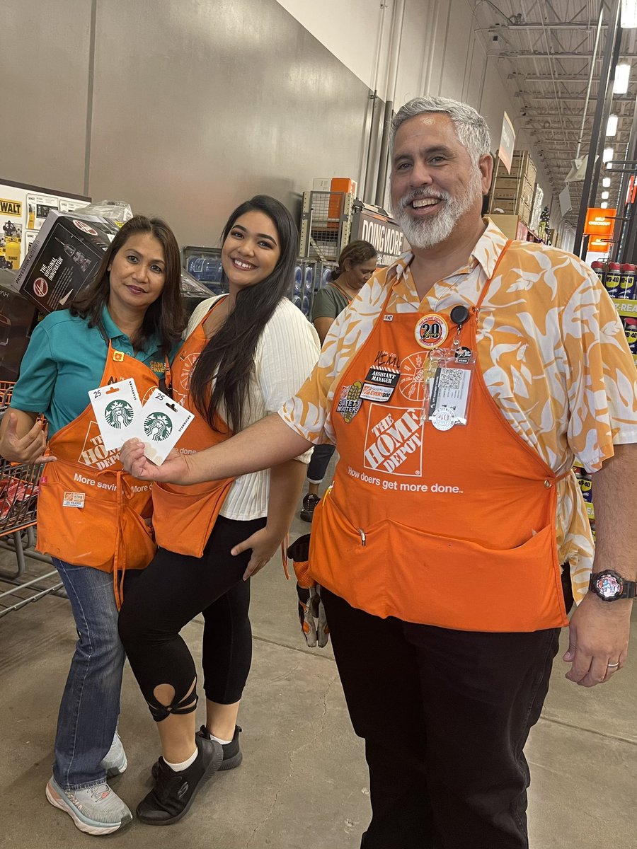 EnelikoV's tweet photo. What way to drive credit on Black Friday! Two awesome cashier open 10 consumer accounts and 1 commercial. Awesome Job!!!! https://t.co/UZpElsMxT1