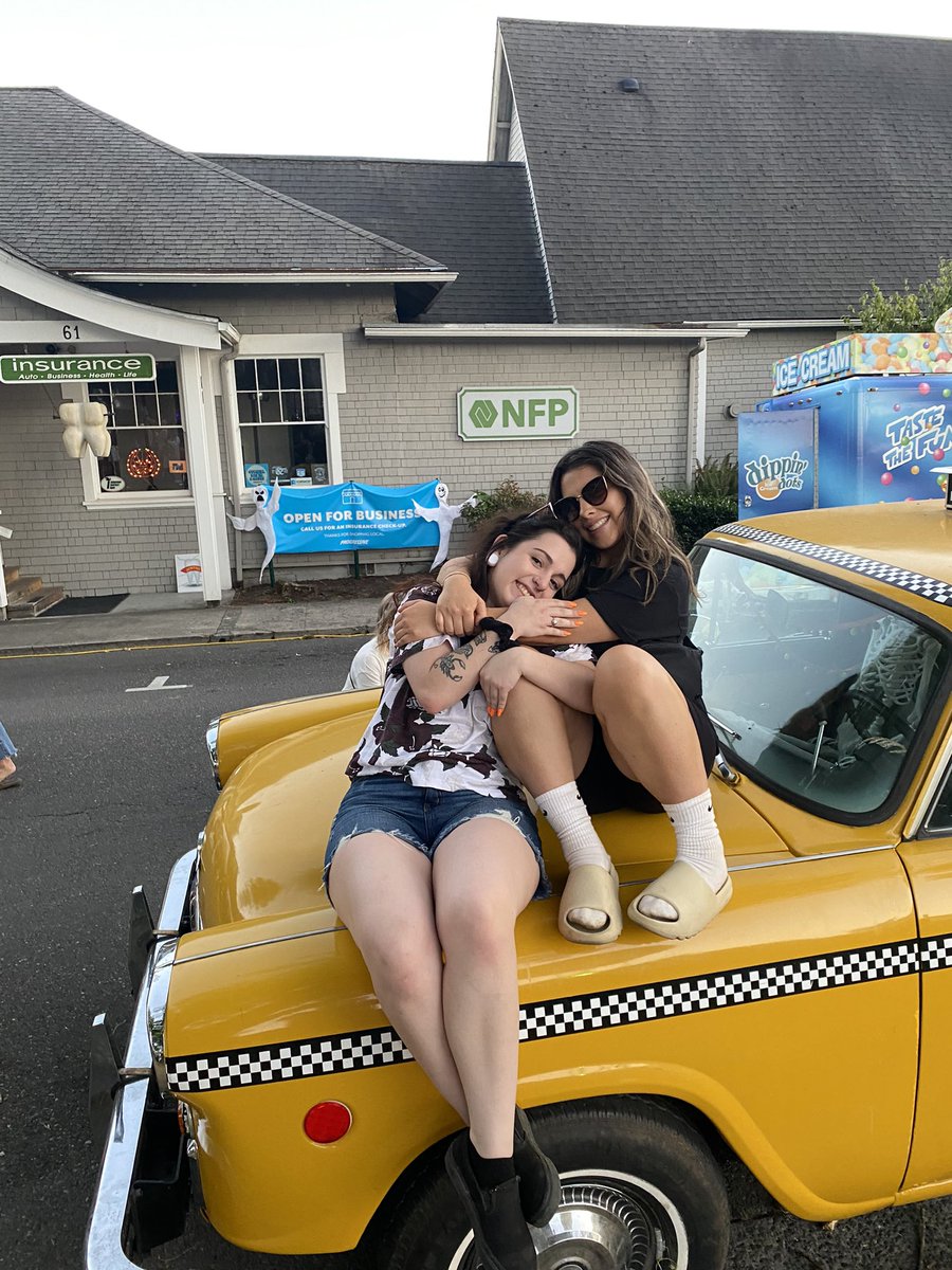 maybmady's tweet image. that’s my bestfriend!